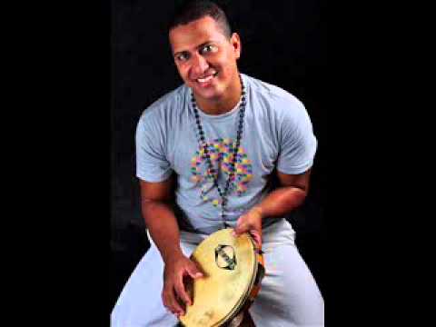 Renato da Rocinha comemora aniversário ao lado de parceiros da música no Renascença Clube