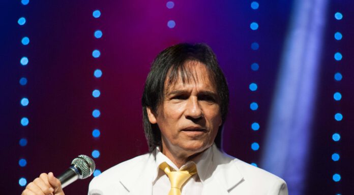 Teatro Rival Petrobras apresenta Carlos Evanney no show “As Antigas do Rei 2”