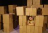 Um mundo entre caixas de papelão – “Caixa Ninho” estreia no Rio de Janeiro