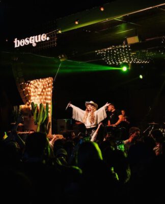 A cantora sertaneja Lór está de volta ao Bosque Bar neste sábado