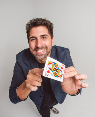 Comediante Gabriel Louchard se apresenta em Teresópolis como atração do Natal Sesc RJ 2023