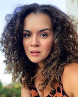 Labrise Beach Club promove happy hour com show de Ju Rosário em Niterói