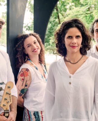 Banda Laço de Fita no palco do Centro Cultural da Justiça Federal