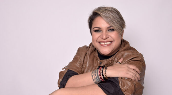 Cantora Aline Ramos se apresenta no palco do “West Musical”