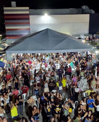 1º Festival de Verão com roda de samba e bateria show no Taquara Plaza