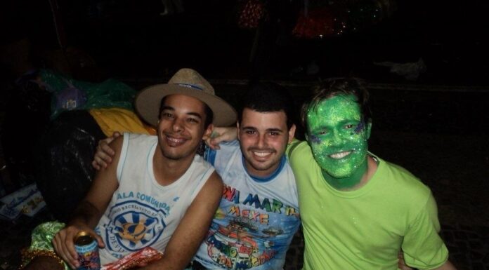 Carnavalescos Haddad e Bora relembram aventura inusitada ao recriar fantasia de Rosa Magalhães para desfilar ‘na surdina’ nas Campeãs de 2013