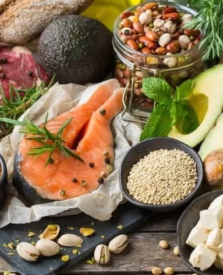 Três estratégias alimentares para melhorar o sono na menopausa, segundo a nutricionista Fernanda Esquitino