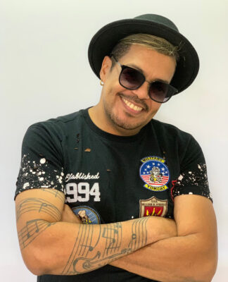 Cantor Jean Jade se apresenta, neste sábado, no palco do West Musical