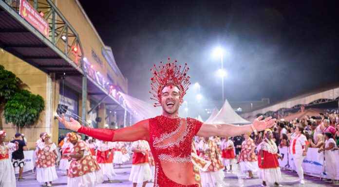 Muso Renny Delmondes celebra chegada na Unidos de Bangu em evento na Cidade do Samba
