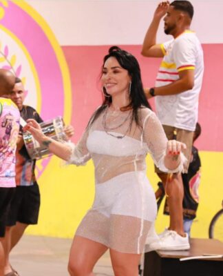 Luciana Picorelli encanta no primeiro ensaio do ano da União do Parque Acari