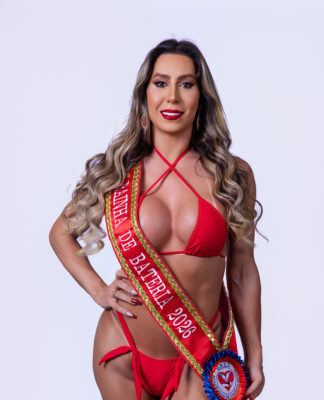 Patrícia Souza é coroada rainha de bateria da Vigário Geral na Sapucaí