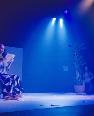 Devido ao sucesso de público, ‘A Sarça Ardente’ prorroga temporada no Teatro Ziembinski, no Rio